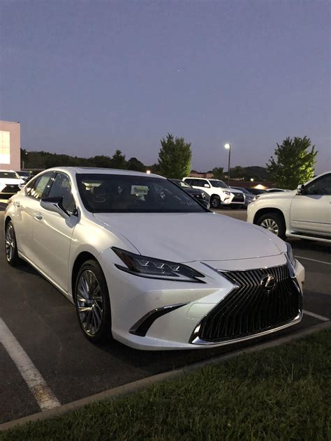 ‘19 ES Hybrid showed up today. : r/Lexus