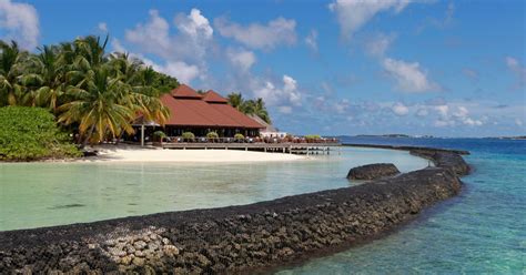 Maldives bans travel from South Asia as COVID cases soar | Coronavirus pandemic News | Al Jazeera