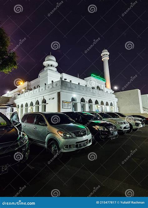 Al Azhar Mosque, Jakarta editorial photography. Image of pray - 215477817