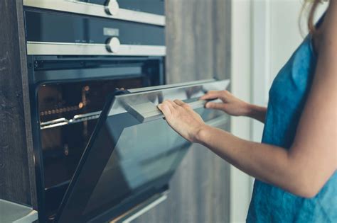 How to Manually Clean an Electric Self-Cleaning Oven