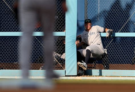 Yankees' Aaron Judge sits out after wall-breaking catch