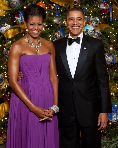 File:Michelle and Barack Obama pose in front of the official White ...