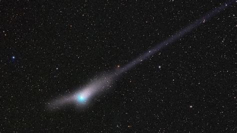 Optical illusion gives rare green comet an ‘anti-tail’ that seemingly ...