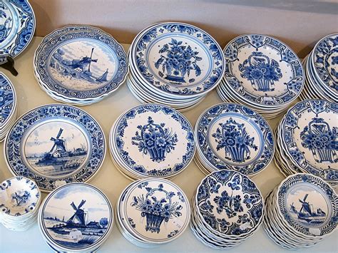 Delft Blue-pottery | Blue delft plates, Blue pottery, Blue white decor