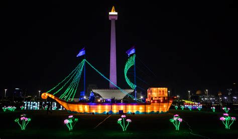 Keren, Festival of Light Monas Tawarkan Spot Foto Instagramable di Malam Hari! | BukaReview