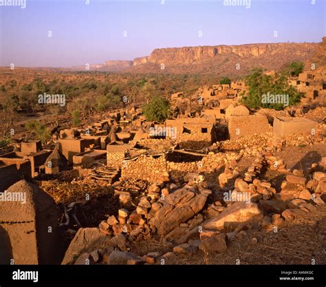 Dogon village and the Bandiagara escarpment, Mali Stock Photo - Alamy