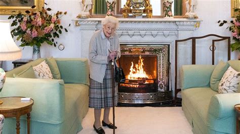 Photographer reveals story behind Queen's last public picture | UK News ...