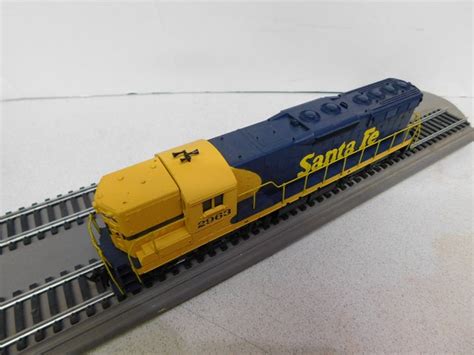 Athearn Blue Box Santa Fe HO EMD SD9 Diesel Locomotive, Standard DC, RTR (ATH3801)