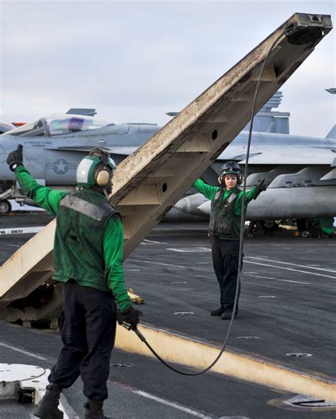 DVIDS - Images - USS Nimitz flight deck action [Image 4 of 4]