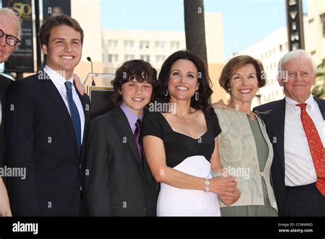 Julia louis dreyfus family julia louis dreyfus hi-res stock photography ...