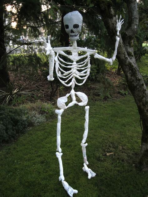 Indoor & Outdoor Halloween Skeleton Decorations Ideas