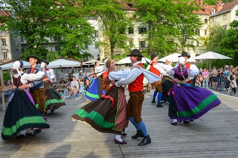 Slovenian folk dances by the Ljubljanica » Visit Ljubljana