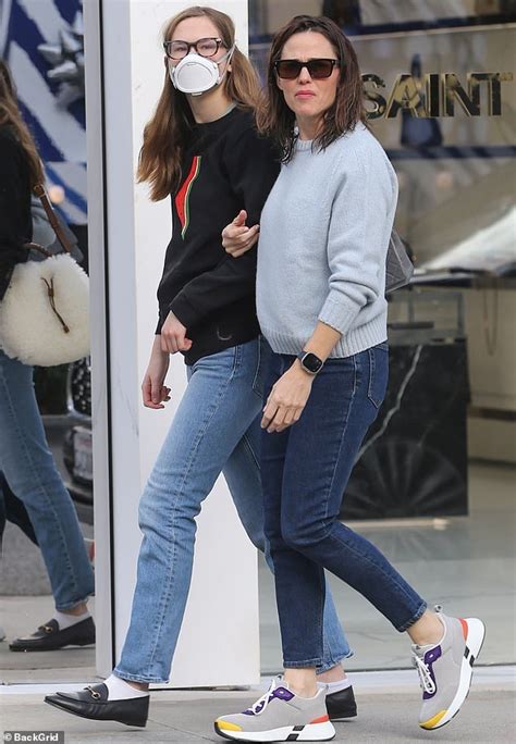 Jennifer Garner enjoys shopping trip with daughter Violet Affleck, 18 ...