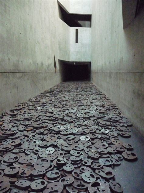 Menache Kadishman: Shalechet (Fallen Leaves). Very moving installation ...