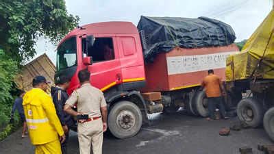 Thane Accident News: Traffic affected on Ghodbunder road after truck ...