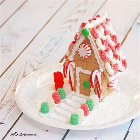 Easy Steps to Build a Gingerbread House with Graham Crackers - onecreativemommy.com