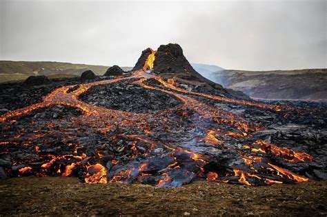 En Islande, l'éruption d'un volcan devient l'attraction du moment