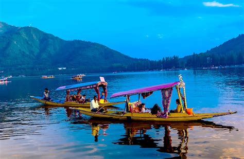 Kashmiri Shikara: A History of the Iconic Boat of Kashmir