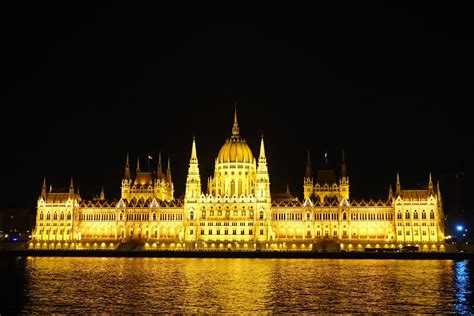 budapest_parliament_building_at_night