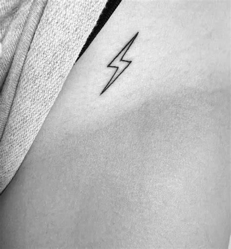 Med Tech. Запись со стены. | Lightening bolt tattoo, Bolt tattoo, Lightening tattoo