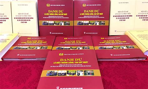 Ra mắt cuốn sách "Danh dự là điều thiêng liêng, cao quý nhất" - Báo Ấp Bắc điện tử - Tin nhanh ...