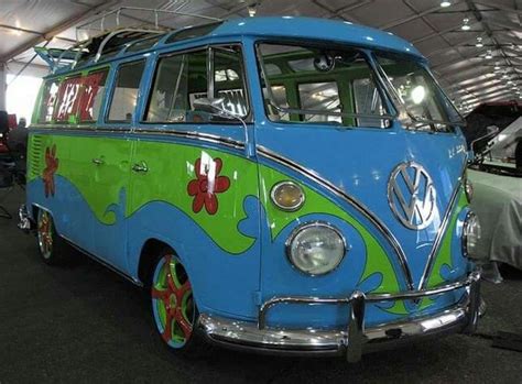 10 Retro Photos of Blue and Green VW Kombis from the 70s