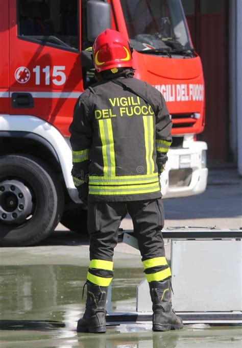 Vigile Del Fuoco Italiano Con L'uniforme Protettiva E Casco Sulla H Immagine Stock - Immagine di ...