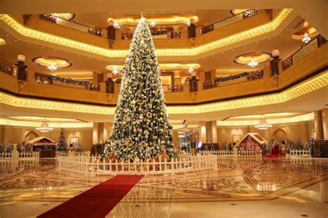 01-The-Emirates-Palace-Hotel-Decorated-Christmas-Tree