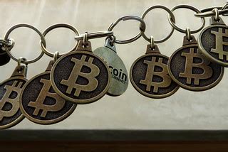 Bitcoin Chain IMG_9179 | Chain of Bitcoin keychains, symboli… | Flickr