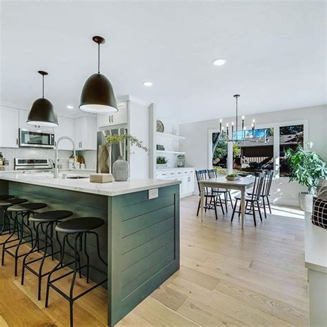 Embracing the green island in this kitchen design and I’m not mad. Can ...