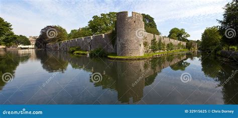 Bishop S Palace and Moat in Wells Stock Image - Image of reflection, somerset: 32915625