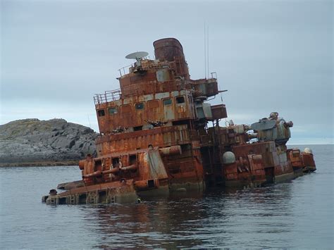 File:Murmansk cruiser shipwreck.jpg - Wikimedia Commons