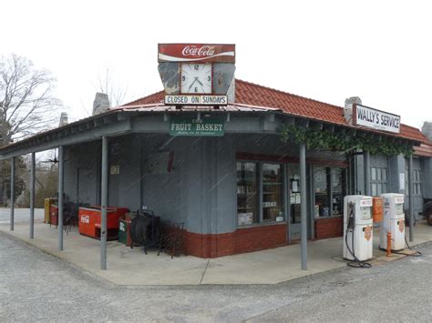 Photo-ops: Roadside Attractions: Wally's Service Station and Mayberry Courthouse - Mt Airy, NC