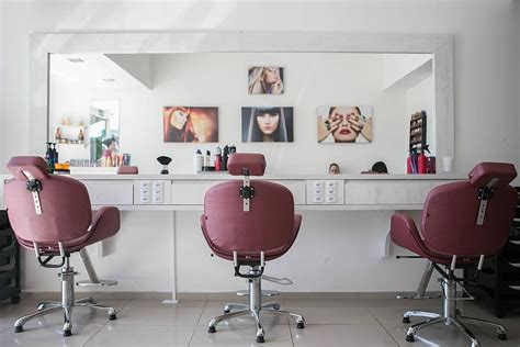 What is the Difference Between Salon and Saloon - Pediaa.Com