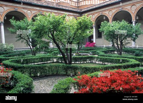 The cloistered garden of Santa Maria delle Grazie home to Leonardo da ...
