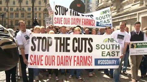 Dairy farmers stage protest against price cuts - BBC News