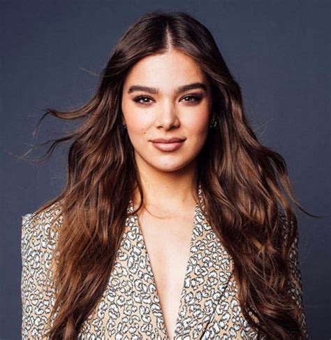 Hailee Steinfeld Age, Net Worth, Boyfriend, Family, Parents and Biography - TheWikiFeed