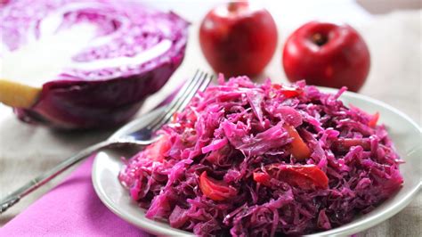 Quick-Braised Red Cabbage and Apple Recipe | Epicurious