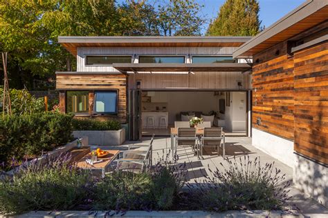 Vancouver Modern Home Tour features a laneway house that's gone green ...