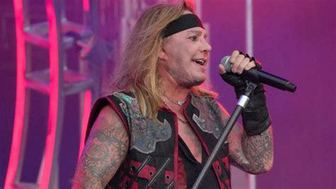 Mötley Crüe’s Vince Neil pulls out of festival after contracting COVID-19 – 100.7 FM – KSLX ...