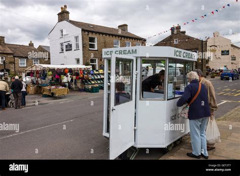 Market day hawes market town hi-res stock photography and images - Alamy