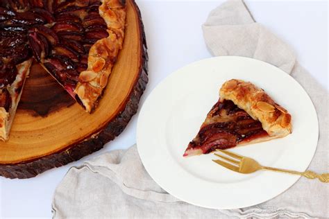 PLUM GALETTE WITH ALMOND FILLING - Julia Recipes