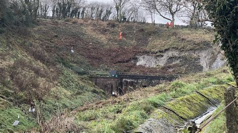 Landslip at Crewkerne railway tunnel closes track - BBC News