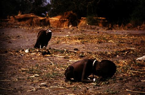 Photo: 1994 Kevin Carter Sygma Le Vautour et l'Enfant Appareil Nikon Film Fujichrome Objectif ...