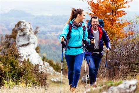 Happy couple hiking – Restop