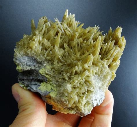 Celestine cluster with needle crystals with sulphur - 9,0 x - Catawiki