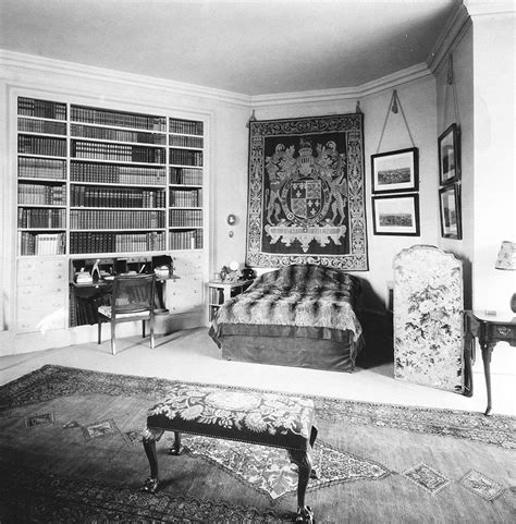 Inside Fort Belvedere in Windsor Great Park - Duke of Windsor bedroom decor - Scene Therapy