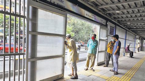 Swargate and Katraj BRTS corridor bus-stop doors, a risky proposition - Hindustan Times