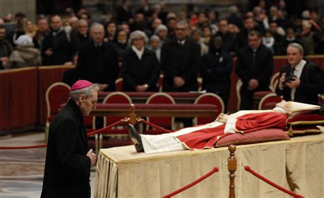 Thousands pay last respects to Pope Benedict in St. Peter's Basilica ...