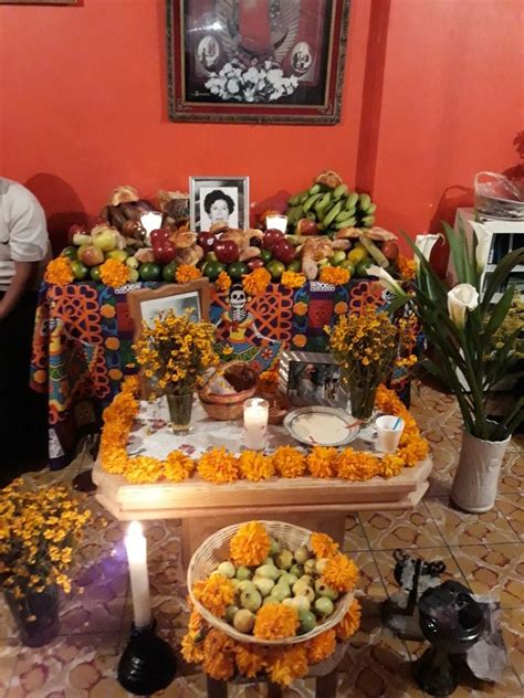 Ofrenda dia de muertos | Table decorations, Table settings, Decor